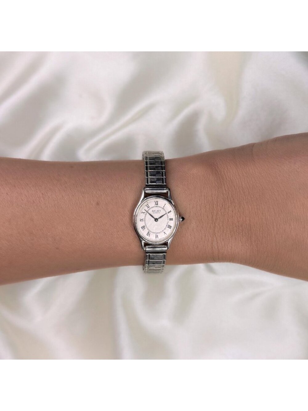 Vintage Seiko Silver Tone Watch Minimalist Classic 90s Stretch Band Small Case